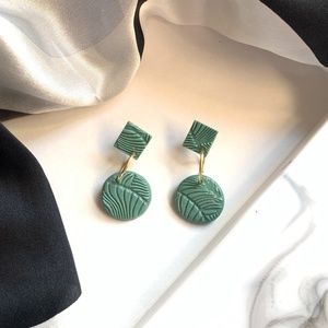 NWT HANDMADE Green leaf print plant earrings